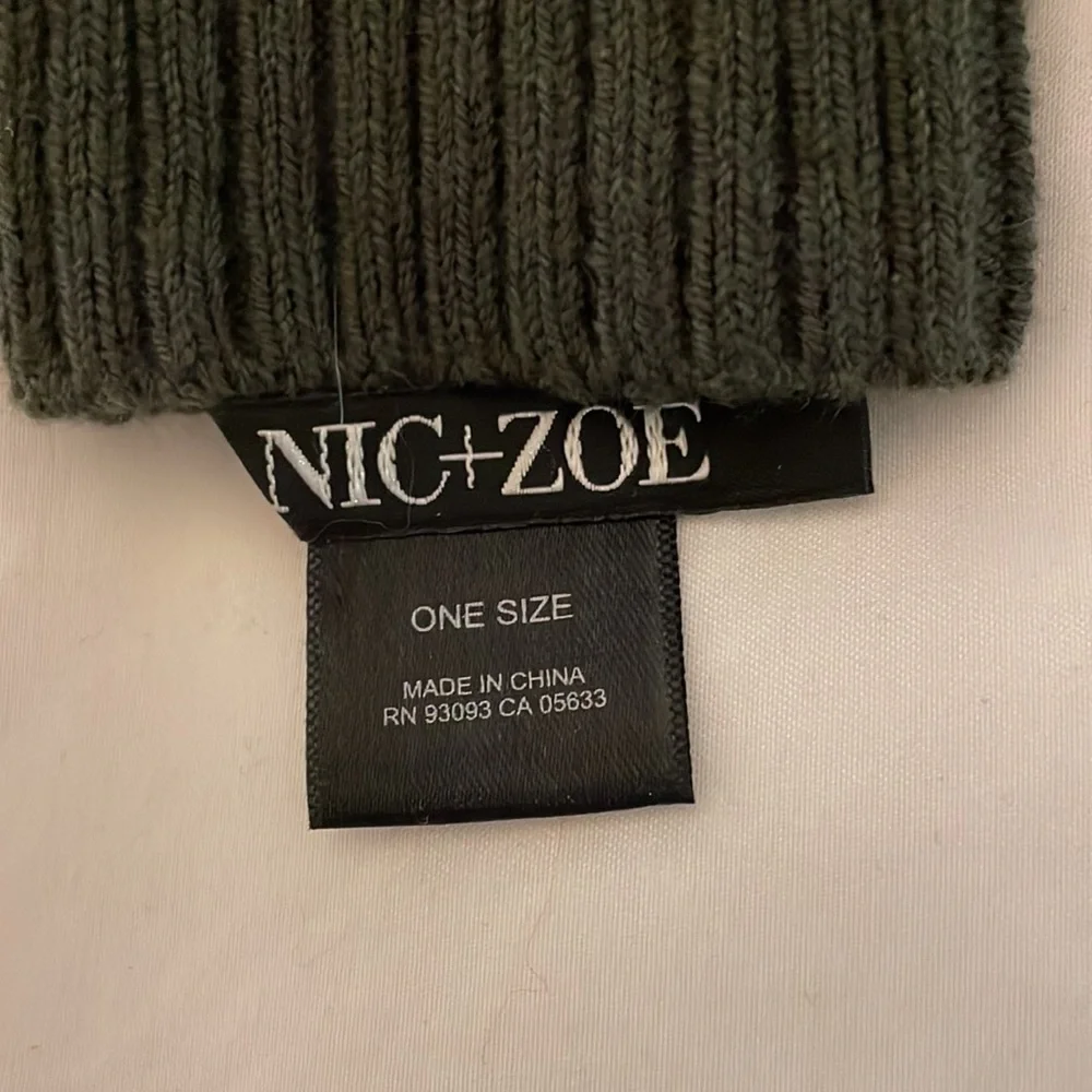NWOT knit gloves
